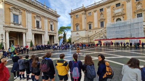 Il cerchio degli scout di Roma e del Lazio in piazza del Campidoglio per la consegna della Luce della Pace di Betlemme