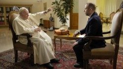 Papst Franziskus im Interview mit dem Journalisten Fabio Marchese Ragona von Mediaset
