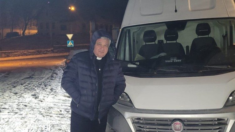 Kardinal Konrad Krajewski fährt eigenhändig mit Spenden in die Ukraine