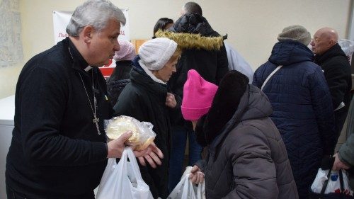 Il Cardinale Konrad Krajewski con i poveri a Leopoli, Ucraina