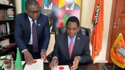 Der sambische Präsident Hakainde Hichilema (rechts)