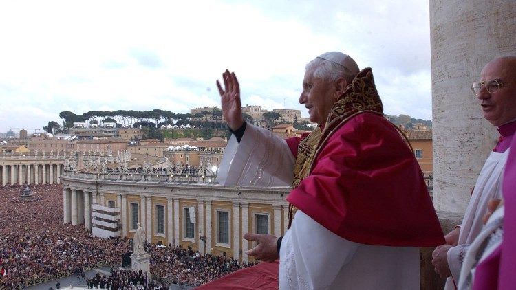 Бэнэдыкт XVI пасля выбару на Пасад Пятра