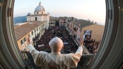 Benedict al XVI-lea - ultimul salut adresat mulțimii în calitate de pontif,  de la  balconul central al Palatului Apostolic din Castel Gandolfo, în cursul serii, înainte de ora 20, din 28 februarie 2013 