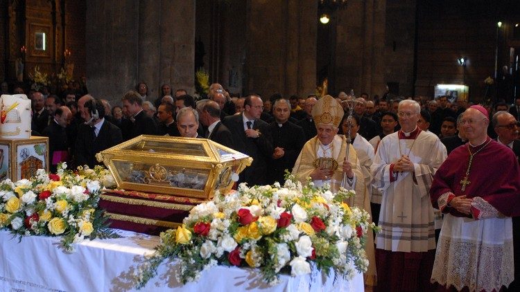 XVI. Benedek pápa 2007. április 22-én "Deus caritas est" első enciklikáját Szent Ágostonnak ajánlja    