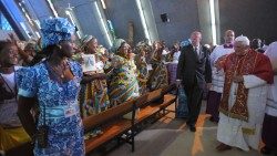 Aus unserem Bildarchiv: Benedikt XVI. während seiner Angola-Reise vom 17. bis 23. März 2009