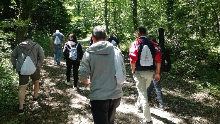 Alcuni pazienti ospiti della struttura residenziale riabilitativa psichiatrica "Il Quadrifoglio" di Rosello (Chieti), in cammino nella Riserva naturale dell'Abetina bianca
