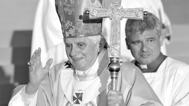 Benedikt XVI. und Konrad Krajewski, der von 1998 bis 2013 als Zeremoniar für liturgische Feiern des Papstes zuständig war