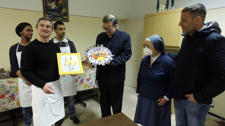Il cardinale Lojudice durante una iniziativa di solidarietà (archivio - foto di Paolo Lazzeroni)