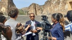 Presentation of calendar of events: Cardinal Arlindo at the ruins of first Cathedral built in Africa (1556). 