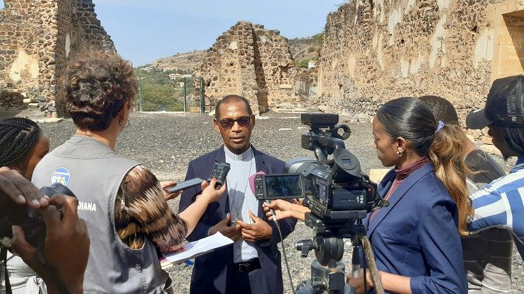 Presentation of calendar of events: Cardinal Arlindo at the ruins of first Cathedral built in Africa (1556). 