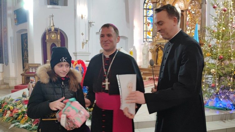 Вручення нагороди одній із учасниць конкурсу 