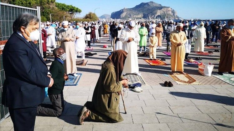 Fratel Biagio Conte si unisce ai musulmani di Palermo durante il Ramadan. A sinistra, l'allora sindaco Leoluca Orlando