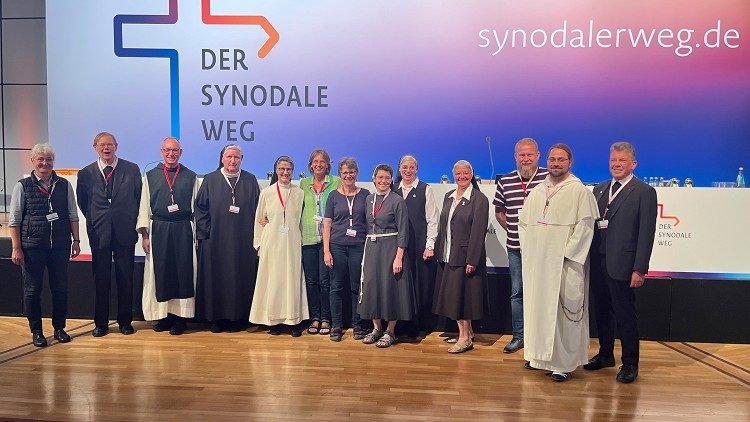 O grupo sinodal de religiosas e religiosos entre eles Ir. Katharina