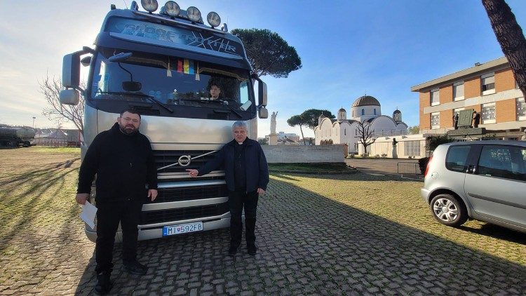 El cardenal Konrad Krajewski con el nuevo camión que lleva ayuda a Ucrania. En el fondo, la Iglesia ucraniana de Santa Sofía en Roma.