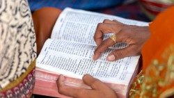 Inderin bei der Bibellektüre