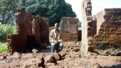 Një pastor, në rrënojat e kishës së tij, shkatërruar nga banditët në Nigeri