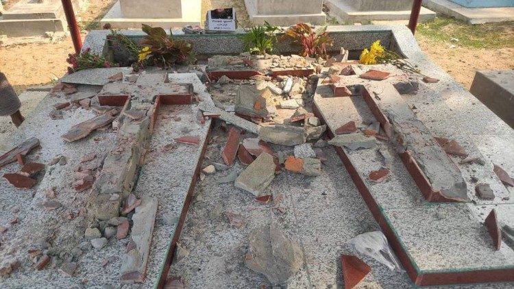 Развалините от опожарената църква в Чан Тар