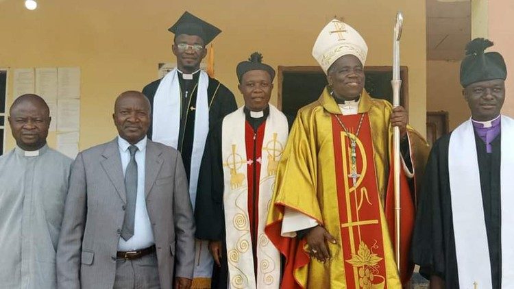 Mgr Christophe Zoa avec les représentants des autres religions chrétiennes du sud du Cameroun - Photo d'illustrtaion 