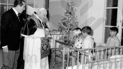 Giovanni XXIII nella storica visita al bambino Gesù il 25 dicembre 1958