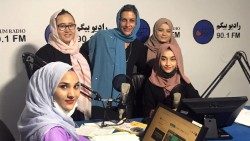 Hamida Aman zusammen mit Redakteurinnen in Kabul