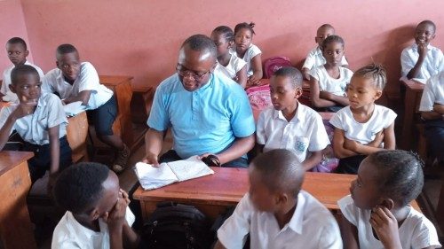 "Save the Children" pide escuchar llamado papal de educación para todos