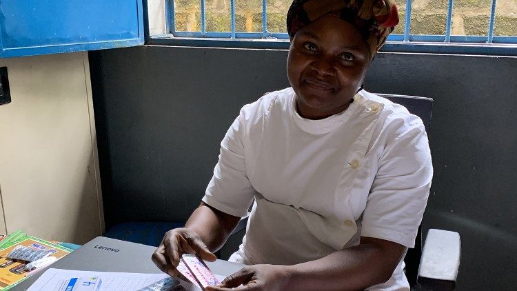 Die Krankenschwester Emilie Linono ist erste Anlaufstelle für die Kinder
