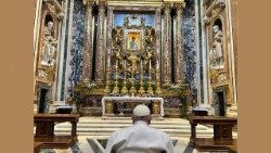 教宗在罗马人民救援圣母像前祈祷