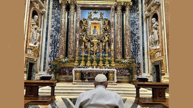 教宗在罗马人民救援圣母像前祈祷