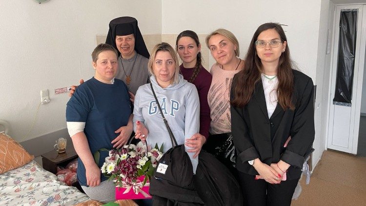 Irmã Daria com agentes da Caritas Ucrania em missão humanitária