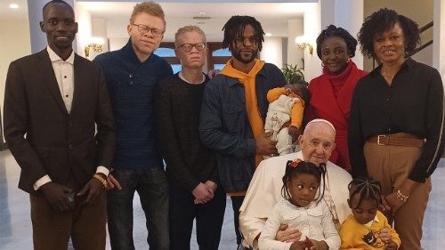Vor der Reise nach Afrika: Papst trifft Migranten