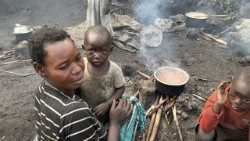 Tak wygląda w miarę bezpieczne życie w Kongo. Fot. Vatican Media