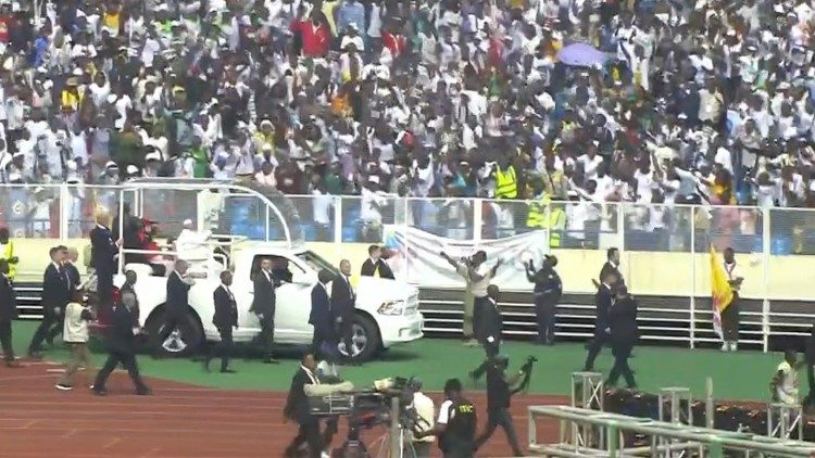 Der Papst hat sich im Februar in Kinshasa mit Jugendlichen aus dem ganzen Kongo getroffen