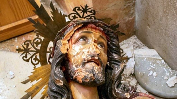 Il volto della statua di Cristo vandalizzata