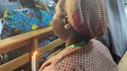 Une fidèle catholique congolaise en prière.