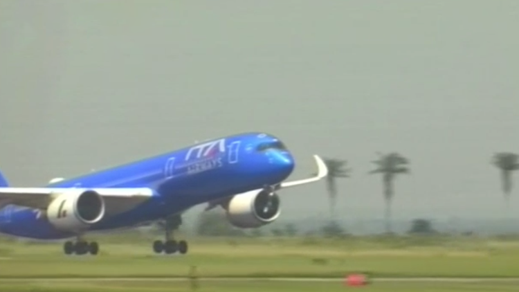 Il volo papale in fase di decollo verso Lisbona