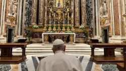 アフリカ訪問後、ローマの聖マリア大聖堂で祈る教皇フランシスコ　2023年2月5日