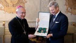 El Sustituto de la Secretaría de Estado, Mons. Edgar Peña Parra, galardonado con la Gran Cruz de la Orden al Mérito de la República Italiana
