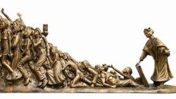 മനുഷ്യക്കടത്തിനിരകളായവർക്ക് സഹായഹസ്തവുമായി നില്ക്കുന്ന വിശുദ്ധ ജോസഫൈൻ ബക്കീത്ത, ഒരു ശില്പം