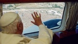 Archivbild: Benedikt XVI. im Hubschrauber
