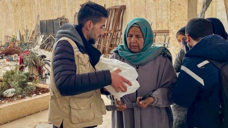 Distribuzione di pacchi alimentari agli sfollati al Aleppo