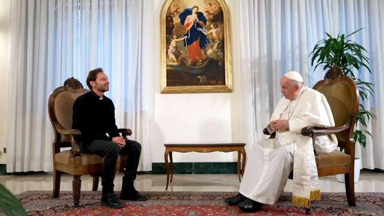 Der Papst im Gespräch mit Don Davide Banzato