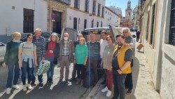 о. Віталій разом з парафіяльними волонтерами і добродіями