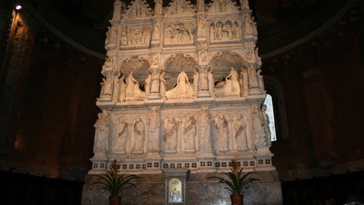 Šv. Augustino relikvijų skrynia Šv. Petro aukso danguje bazilikoje Pavijoje 