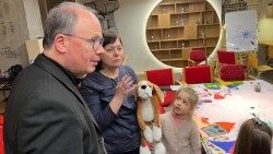 Bischof Ackermann bei einem Solidaritätsbesuch in der West-Ukraine im Jahr 2023