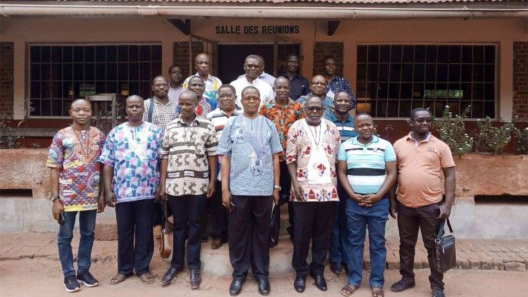 Des prêtres du diocèse de Buta, autour de leur leur administrateur apostolique Mgr Jean Bertin Nadonye
