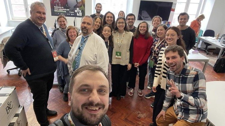 El Padre Roman en un selfie con un grupo de jóvenes ucranianos que participarán a la JMJ de Lisboa