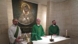 Arkivyskupas Lionginas Virbalas aukoja Mišias Šv. Petro bazilikos lietuvių koplyčioje