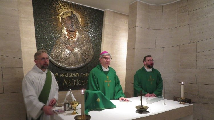 Arkivyskupas Lionginas Virbalas aukoja Mišias Šv. Petro bazilikos lietuvių koplyčioje