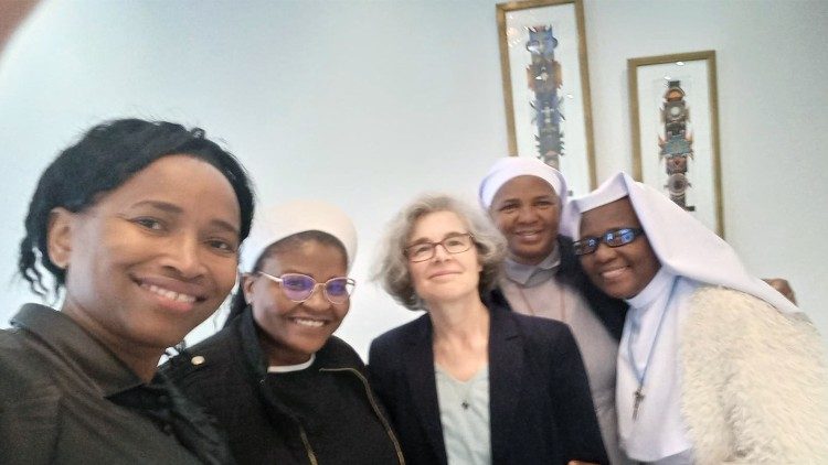 Ordensfrauen der Weltkirche, in der Mitte: Schwester Nathalie Becquart, Untersekretärin der Synode