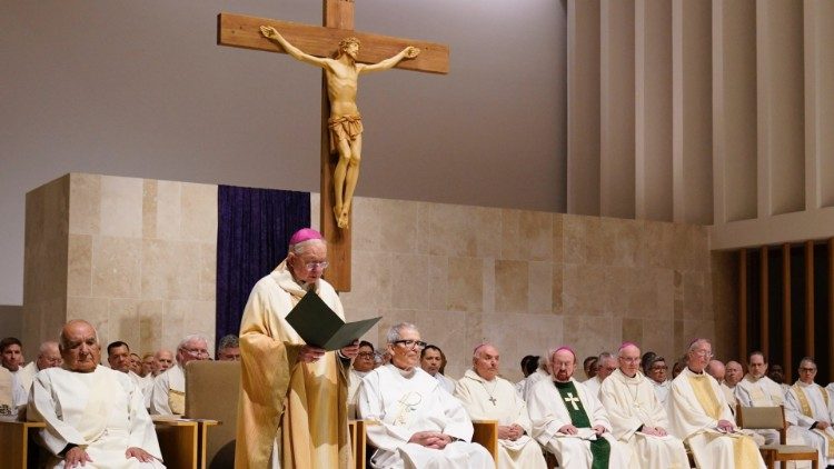 L'arcivescovo Gomez legge il telegramma di Papa Francesco